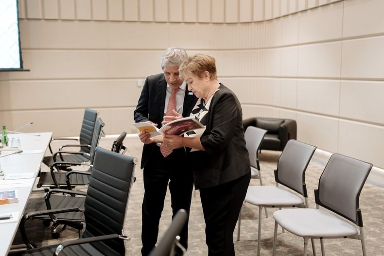 Luis Caputo junto a Kristalina Georgieva.